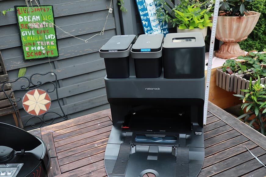 Die Ultra Station des Roborock S7 MaxV wird mit einem Lineal ausgemessen